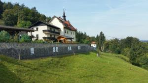 Plemiške rodbine na grajskem obzidju