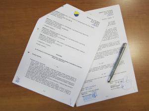 Pogodbo za gradnjo ostale prometne in komunalne infrastrukture na odsekih, kjer se gradi medobčinska kohezijska kanalizacija, sta podpisala župan Aco Franc Šuštar in direktor podjetja HNG d.o.o. iz Mengša, g. Martin Plut.