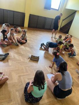 Otroci uživajo v tednu doživetij na Skaručni