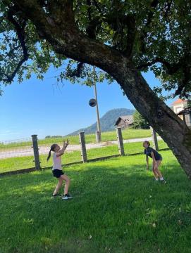 Otroci uživajo v tednu doživetij na Skaručni