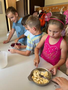 Otroci uživajo v tednu doživetij na Skaručni