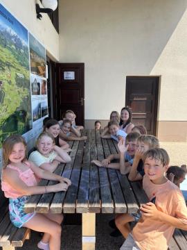 Otroci uživajo v tednu doživetij na Skaručni