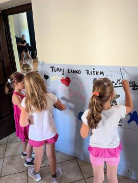 Otroci uživajo v tednu doživetij na Skaručni