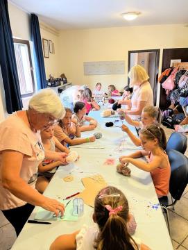 Otroci uživajo v tednu doživetij na Skaručni