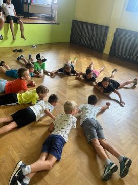 Otroci uživajo v tednu doživetij na Skaručni