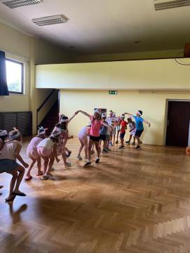 Otroci uživajo v tednu doživetij na Skaručni