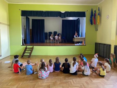Otroci uživajo v tednu doživetij na Skaručni
