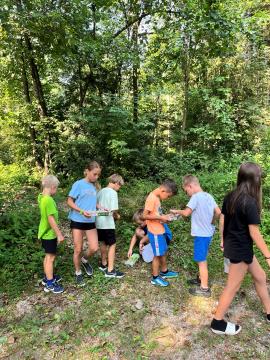 Otroci uživajo v tednu doživetij na Skaručni