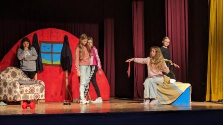 Mladinska gledališka predstava Prekletstvo zelenih štumfov Fotografija: Klavdija Cof Mlinšek