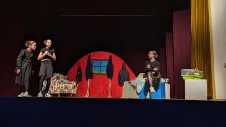 Mladinska gledališka predstava Prekletstvo zelenih štumfov Fotografija: Klavdija Cof Mlinšek