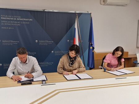 Podpis pogodbe za pričetek gradnje na Skaručni (foto: OV)